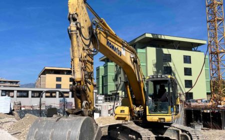 Komatsu_PC210NLC-8_1-1